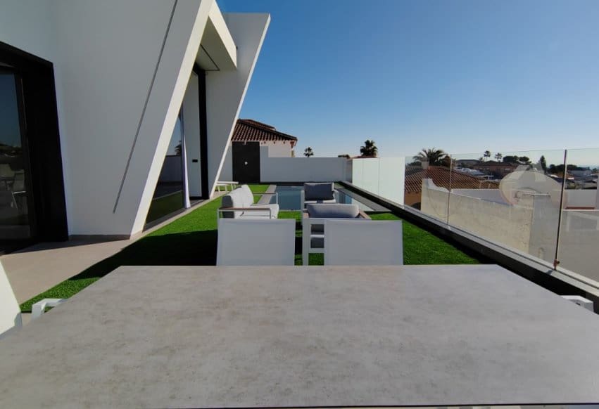 3 slaapkamer Villa te koop in Torrevieja met zwembad - € 750.000 (Ref: 9994644)
