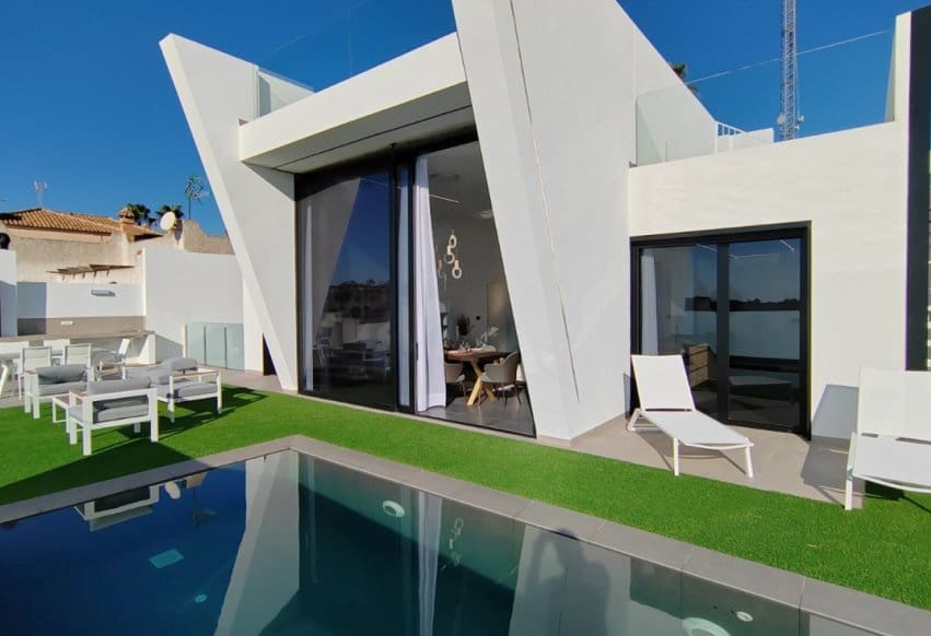 3 slaapkamer Villa te koop in Torrevieja met zwembad - € 750.000 (Ref: 9994644)