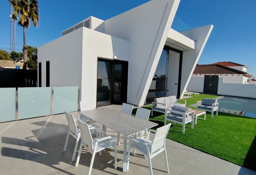 3 slaapkamer Villa te koop in Torrevieja met zwembad - € 750.000 (Ref: 9994644)