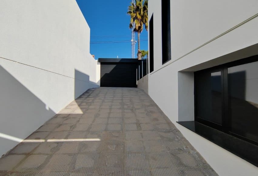 3 slaapkamer Villa te koop in Torrevieja met zwembad - € 750.000 (Ref: 9994644)