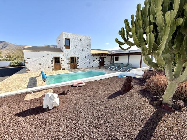 4 Zimmer Villa zu verkaufen in Casillas del Angel, Puerto del Rosario mit Pool Garage - 540.000 € (Ref: 10001026)
