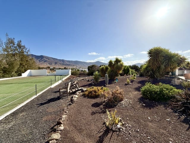 4 Zimmer Villa zu verkaufen in Casillas del Angel, Puerto del Rosario mit Pool Garage - 540.000 € (Ref: 10001026)