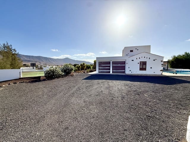 4 Zimmer Villa zu verkaufen in Casillas del Angel, Puerto del Rosario mit Pool Garage - 540.000 € (Ref: 10001026)