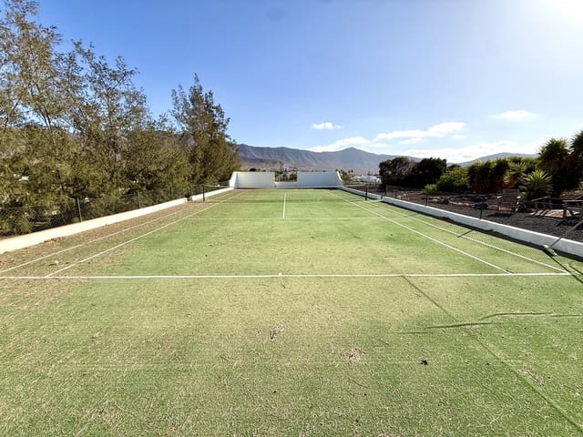 4 Zimmer Villa zu verkaufen in Casillas del Angel, Puerto del Rosario mit Pool Garage - 540.000 € (Ref: 10001026)