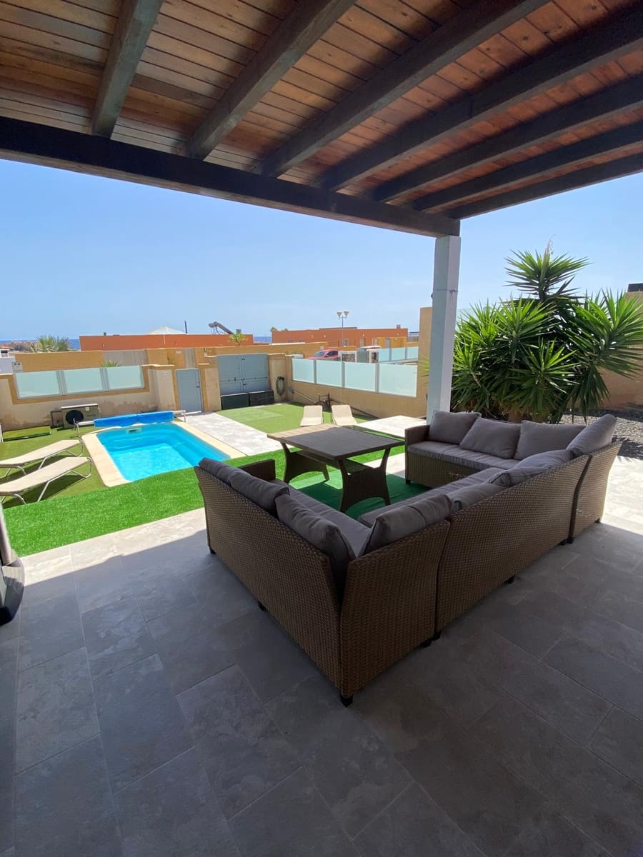 3 sypialnia Willa na sprzedaż w Caleta de Fuste z basenem garażem - 470 000 € (Ref: 10018119)