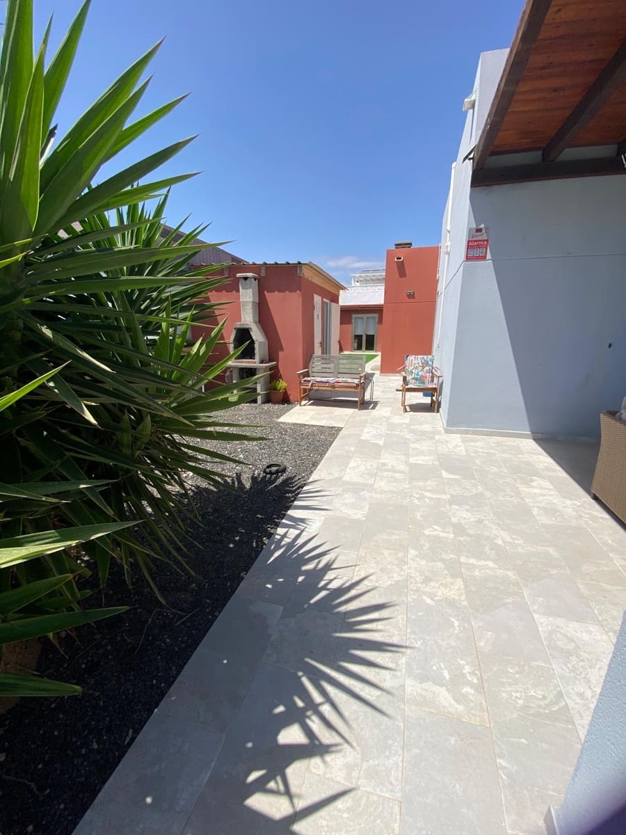 3 sypialnia Willa na sprzedaż w Caleta de Fuste z basenem garażem - 470 000 € (Ref: 10018119)