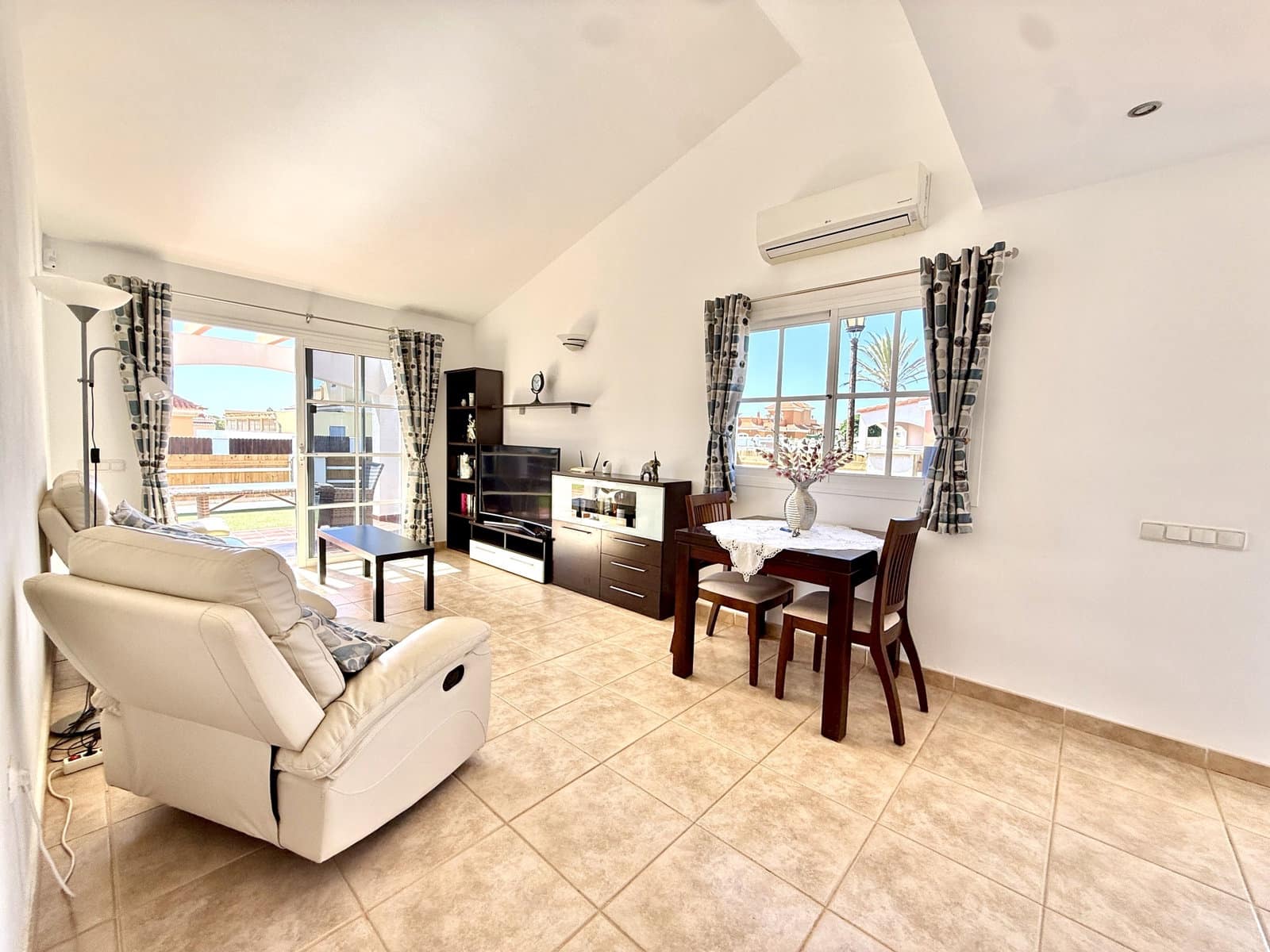 2 bedroom Bungalow for sale in Caleta de Fuste with pool garage - € 299,000 (Ref: 10120829)