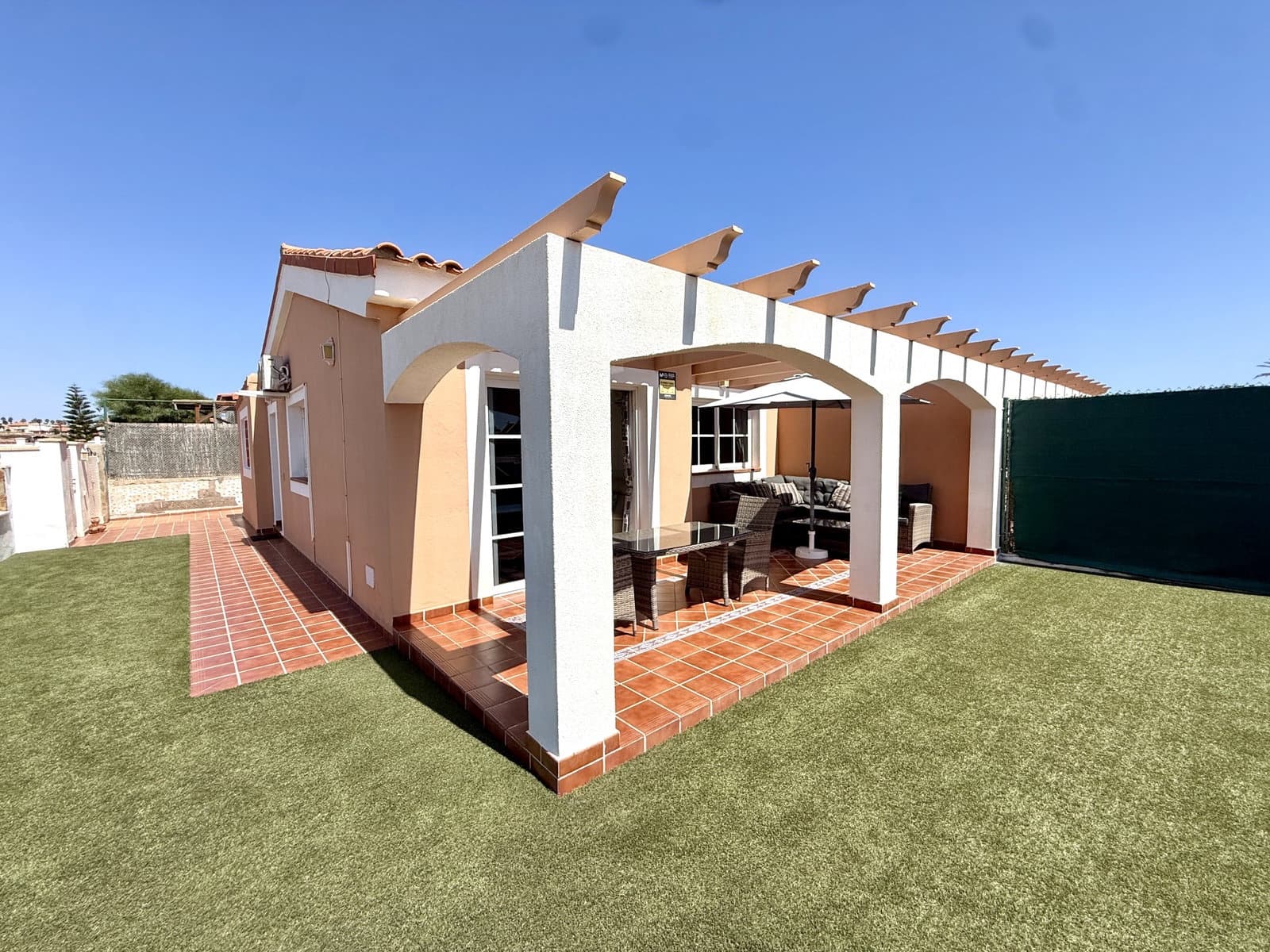 2 bedroom Bungalow for sale in Caleta de Fuste with pool garage - € 299,000 (Ref: 10120829)