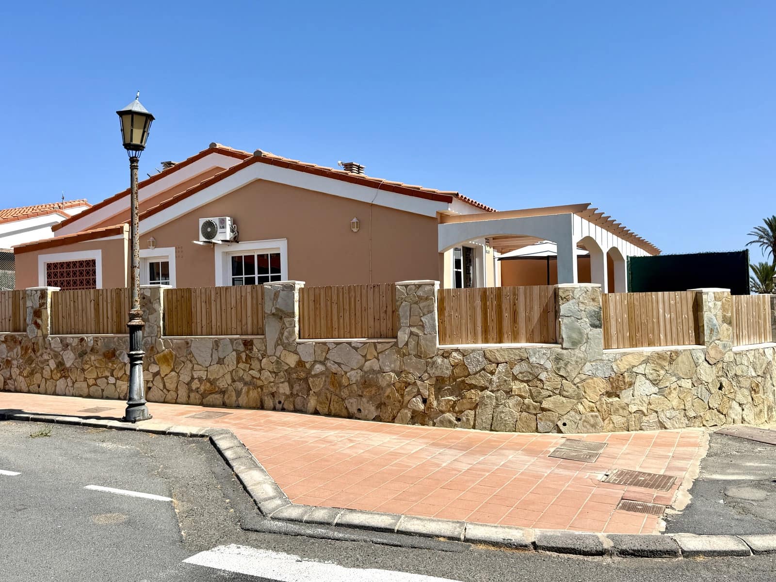 2 bedroom Bungalow for sale in Caleta de Fuste with pool garage - € 299,000 (Ref: 10120829)