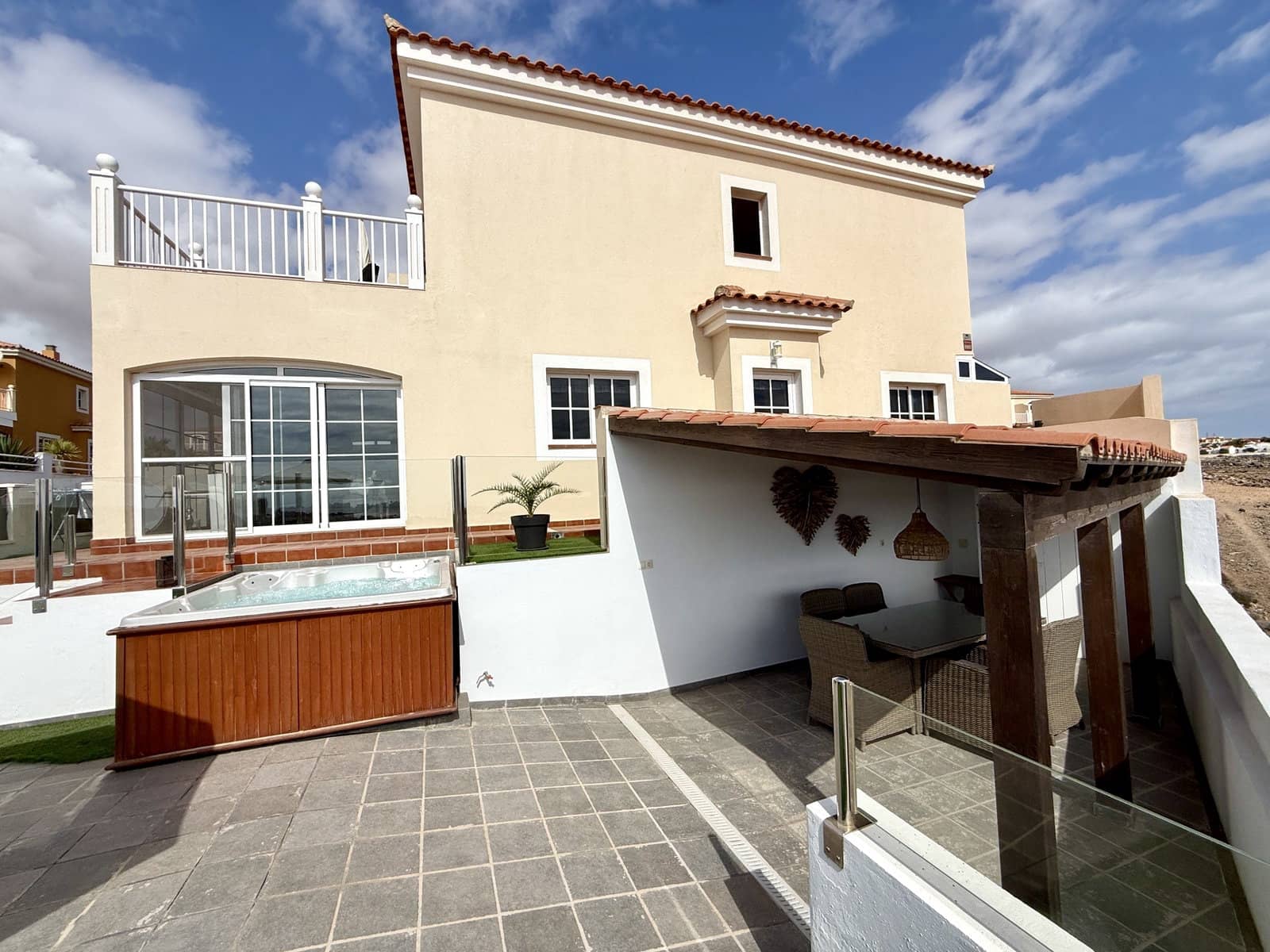 2 bedroom Apartment for sale in Caleta de Fuste with pool garage - € 349,000 (Ref: 10145242)