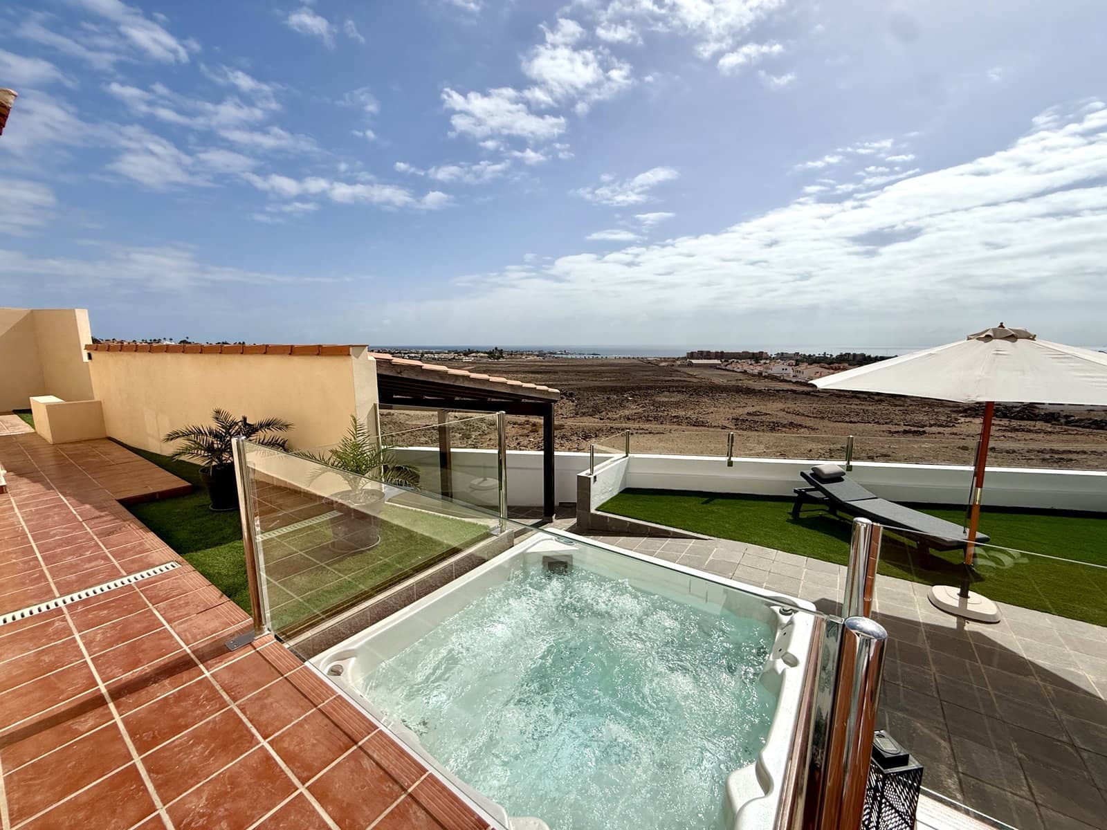 2 bedroom Apartment for sale in Caleta de Fuste with pool garage - € 349,000 (Ref: 10145242)