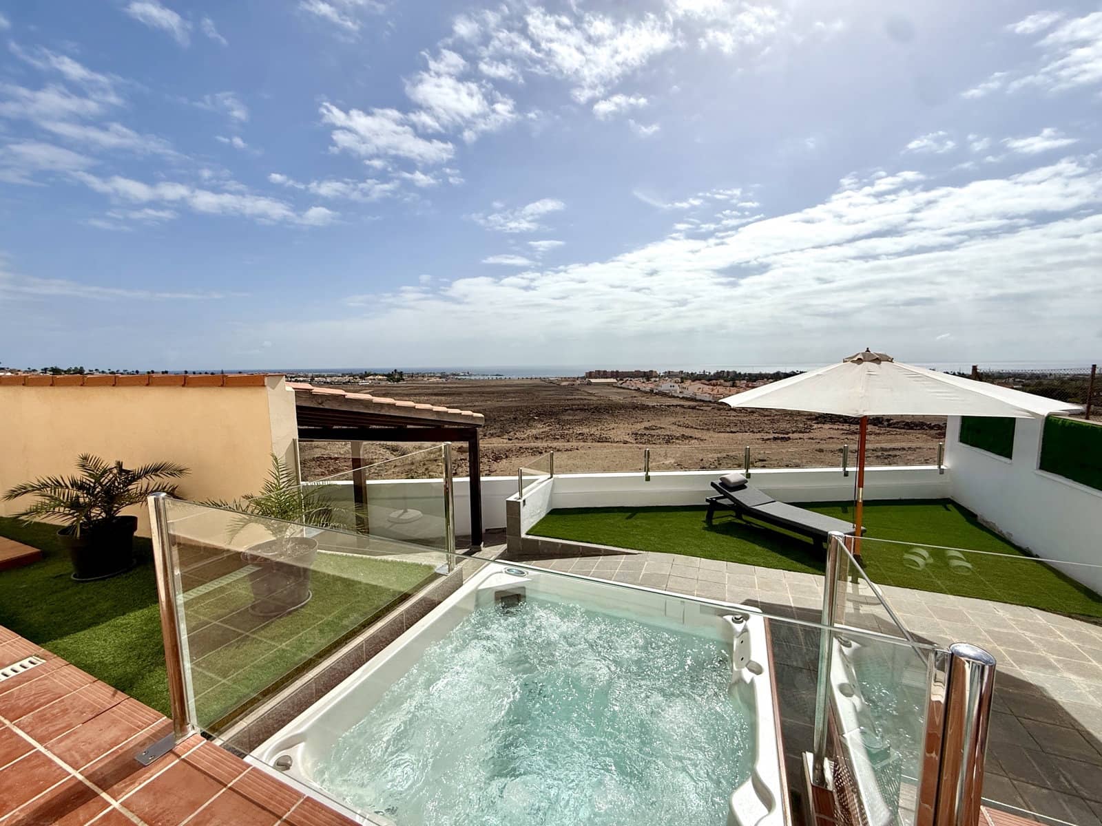2 bedroom Apartment for sale in Caleta de Fuste with pool garage - € 349,000 (Ref: 10145242)