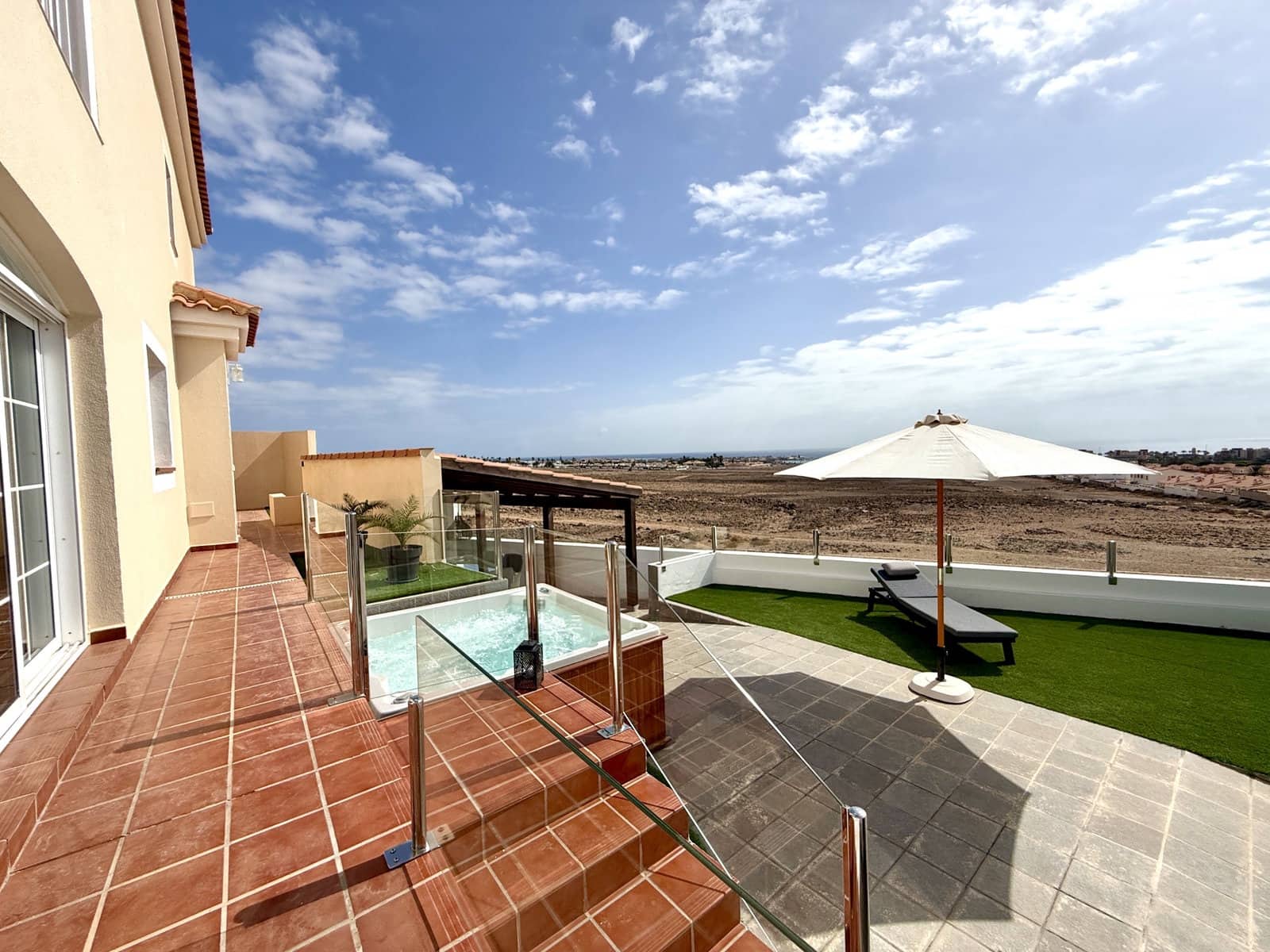 2 bedroom Apartment for sale in Caleta de Fuste with pool garage - € 349,000 (Ref: 10145242)