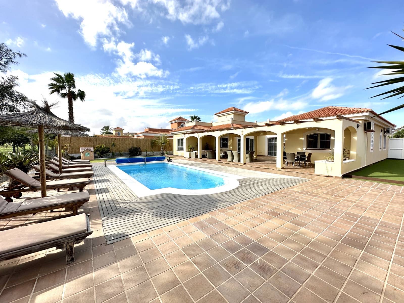 3 soveværelse Villa til salg i Caleta de Fuste med swimmingpool garage - € 749.000 (Ref: 7963140)