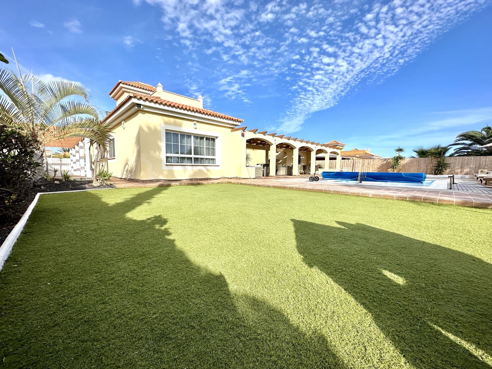 3 soveværelse Villa til salg i Caleta de Fuste med swimmingpool garage - € 749.000 (Ref: 7963140)