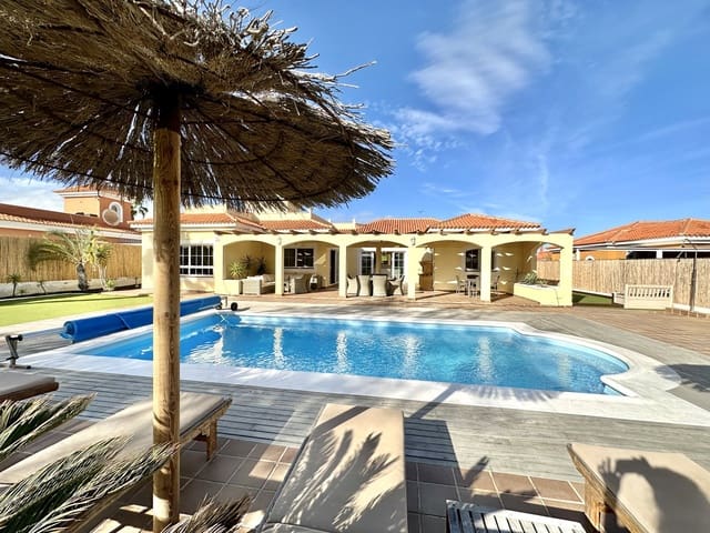 3 soveværelse Villa til salg i Caleta de Fuste, Antigua med swimmingpool garage - € 749.000 (Ref: 7963140)