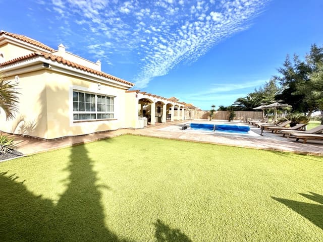 3 soveværelse Villa til salg i Caleta de Fuste, Antigua med swimmingpool garage - € 749.000 (Ref: 7963140)