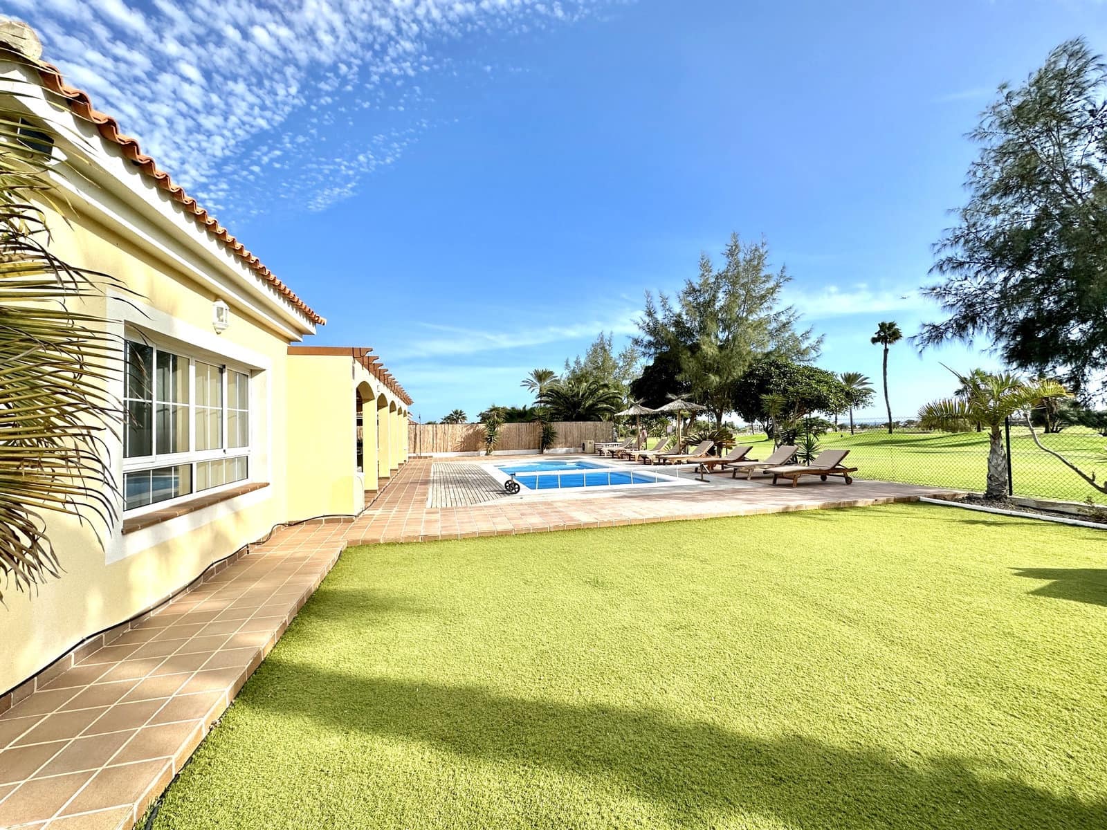 3 soveværelse Villa til salg i Caleta de Fuste med swimmingpool garage - € 749.000 (Ref: 7963140)