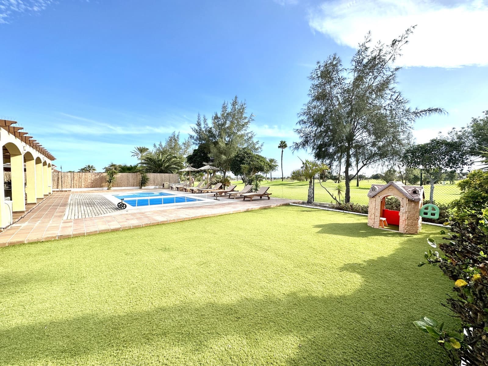 3 soveværelse Villa til salg i Caleta de Fuste med swimmingpool garage - € 749.000 (Ref: 7963140)