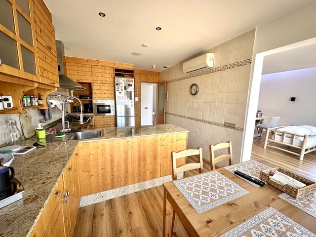 4 soveværelse Byhus til salg i Triquivijate, Antigua med swimmingpool - € 550.000 (Ref: 8487093)