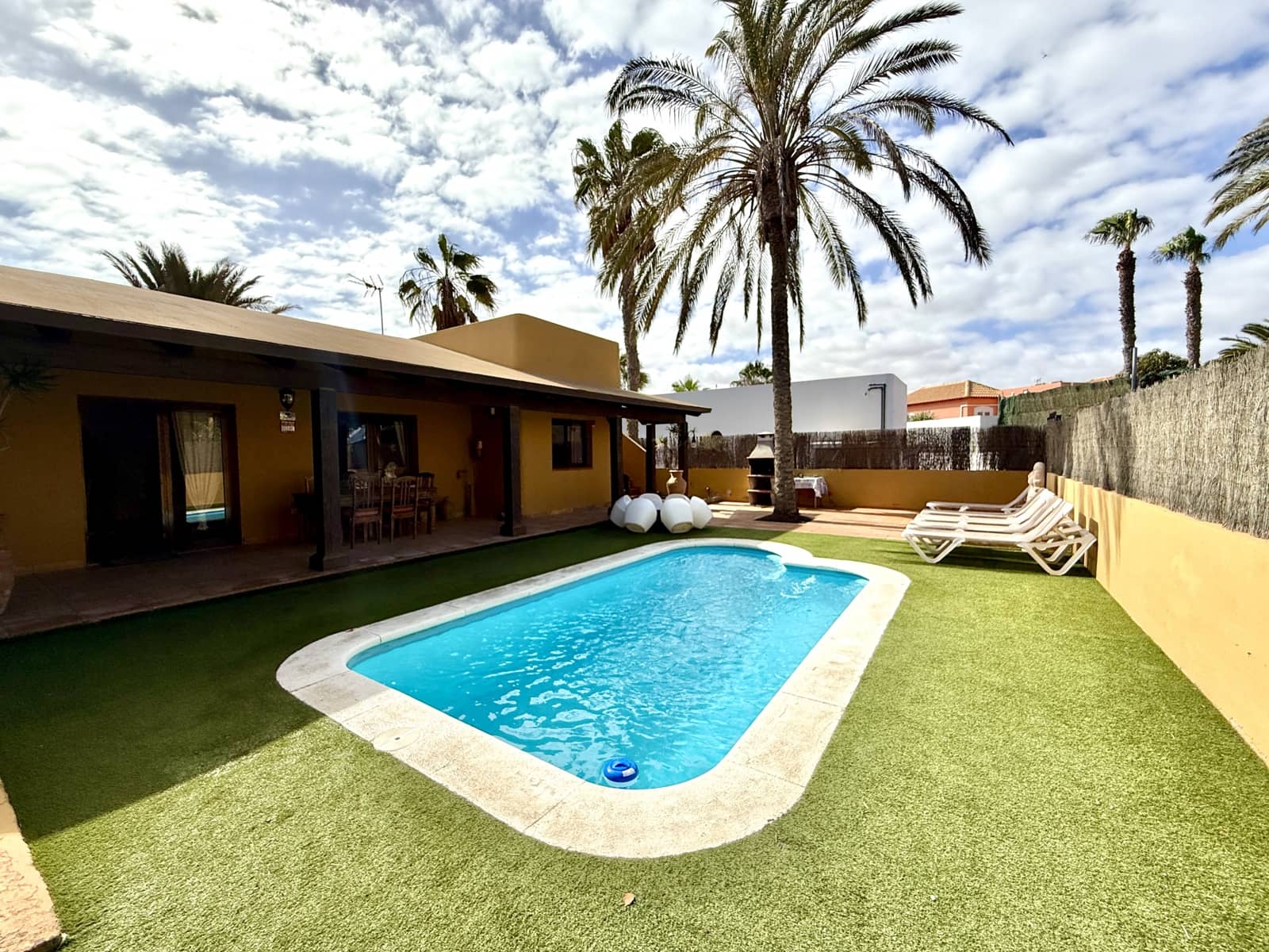 3 soveværelse Villa til salg i Corralejo med swimmingpool garage - € 480.000 (Ref: 8829949)