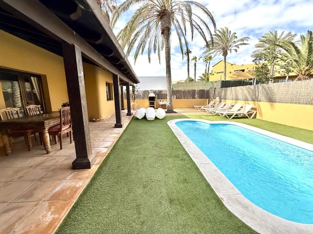 3 soveværelse Villa til salg i Corralejo, La Oliva med swimmingpool garage - € 480.000 (Ref: 8829949)