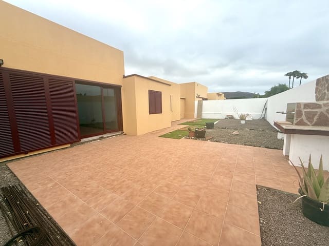 3 slaapkamer Villa te koop in Corralejo, La Oliva - € 252.000 (Ref: 9110001)
