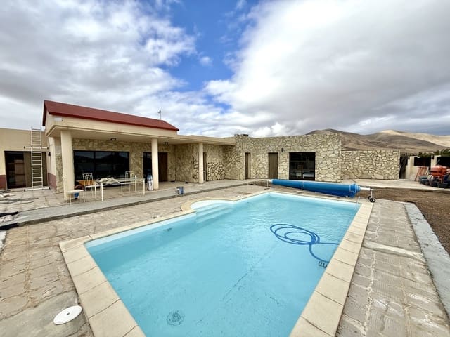 3 soveværelse Byhus til salg i Triquivijate, Antigua med swimmingpool - € 550.000 (Ref: 9156348)