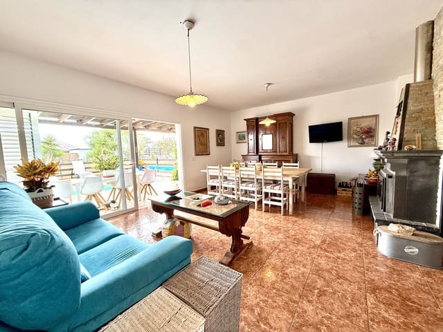 3 slaapkamer Villa te koop in Villaverde, La Oliva met zwembad - € 700.000 (Ref: 9332718)