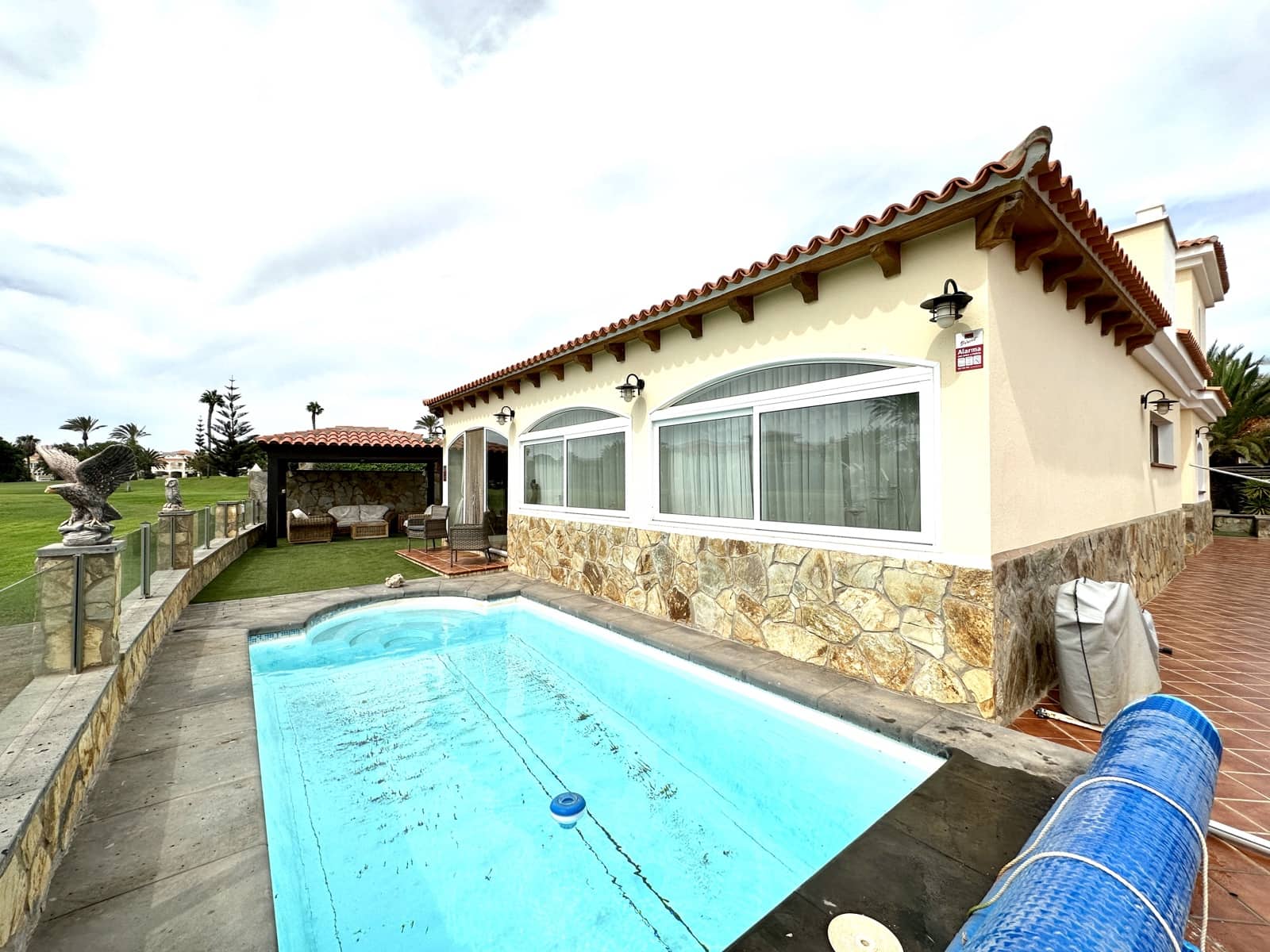 3 bedroom Villa for sale in Caleta de Fuste with pool garage - € 490,000 (Ref: 9525728)