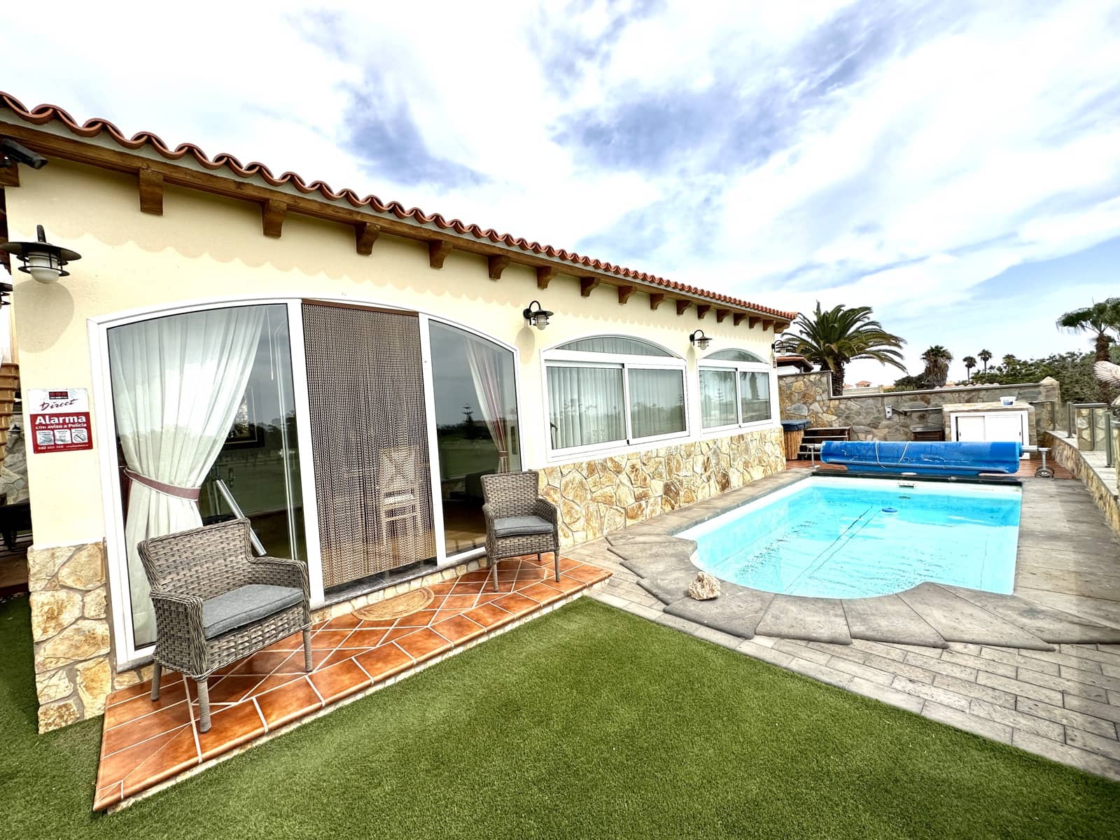 3 bedroom Villa for sale in Caleta de Fuste with pool garage - € 490,000 (Ref: 9525728)