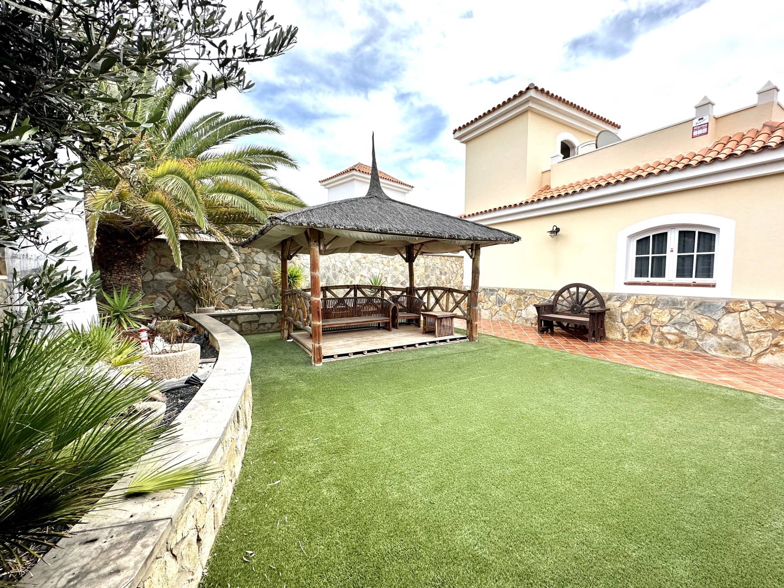 3 bedroom Villa for sale in Caleta de Fuste with pool garage - € 490,000 (Ref: 9525728)