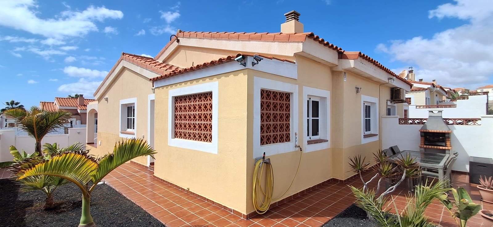 2 chambre Bungalow à vendre à Caleta de Fuste avec piscine garage - 320 000 € (Ref: 9685526)