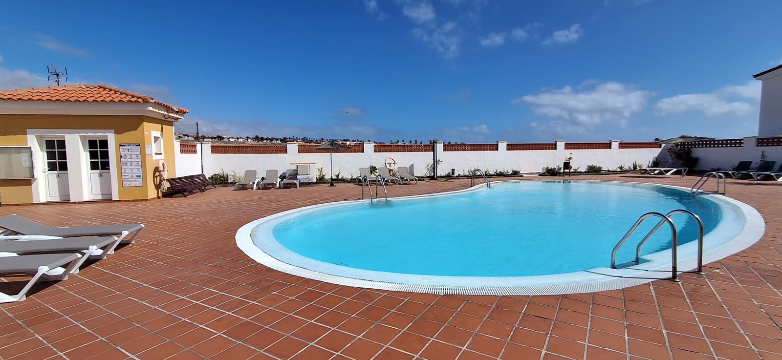 2 chambre Bungalow à vendre à Caleta de Fuste avec piscine garage - 320 000 € (Ref: 9685526)