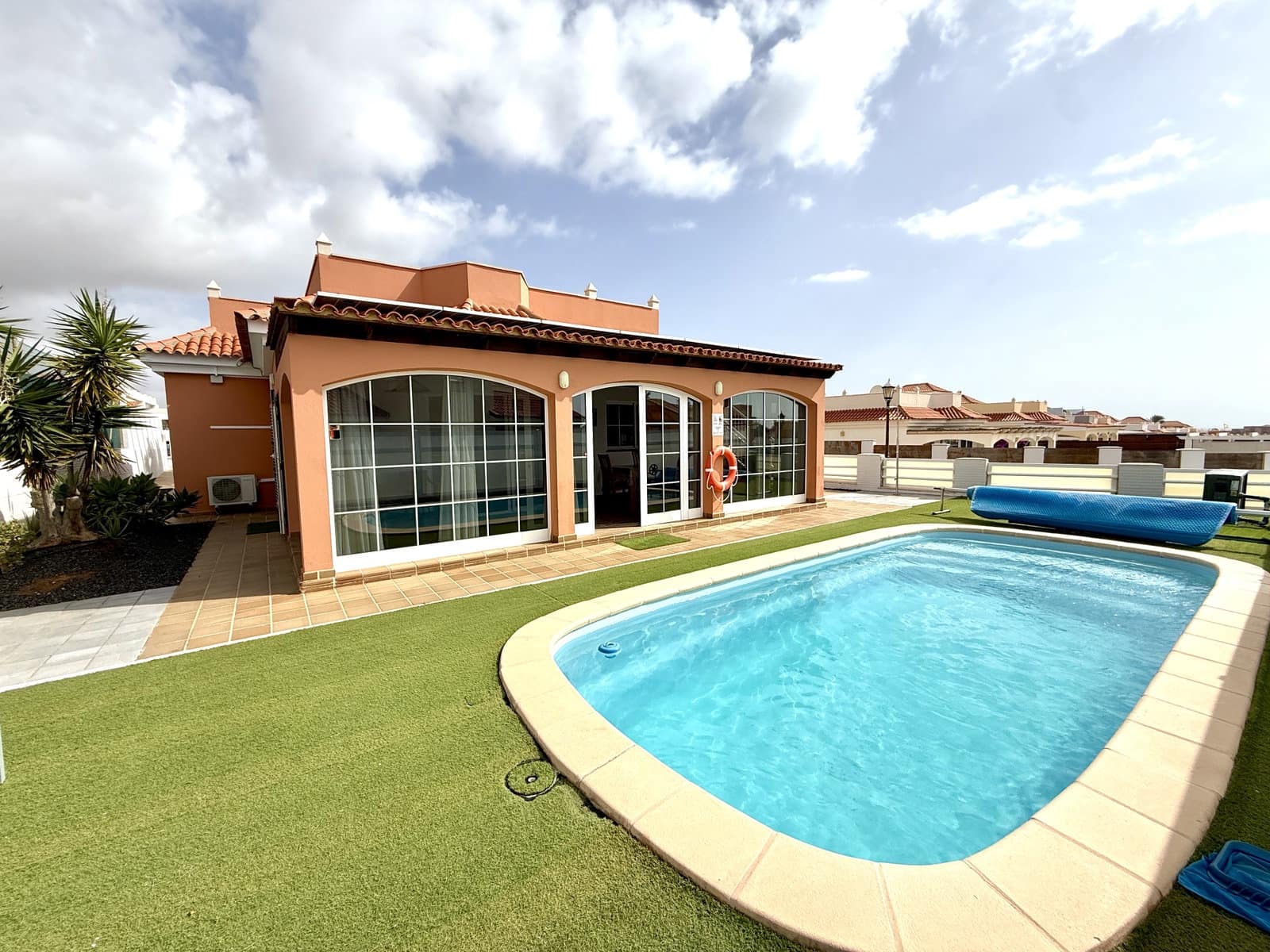 4 bedroom Villa for sale in Caleta de Fuste with pool garage - € 520,000 (Ref: 9685527)