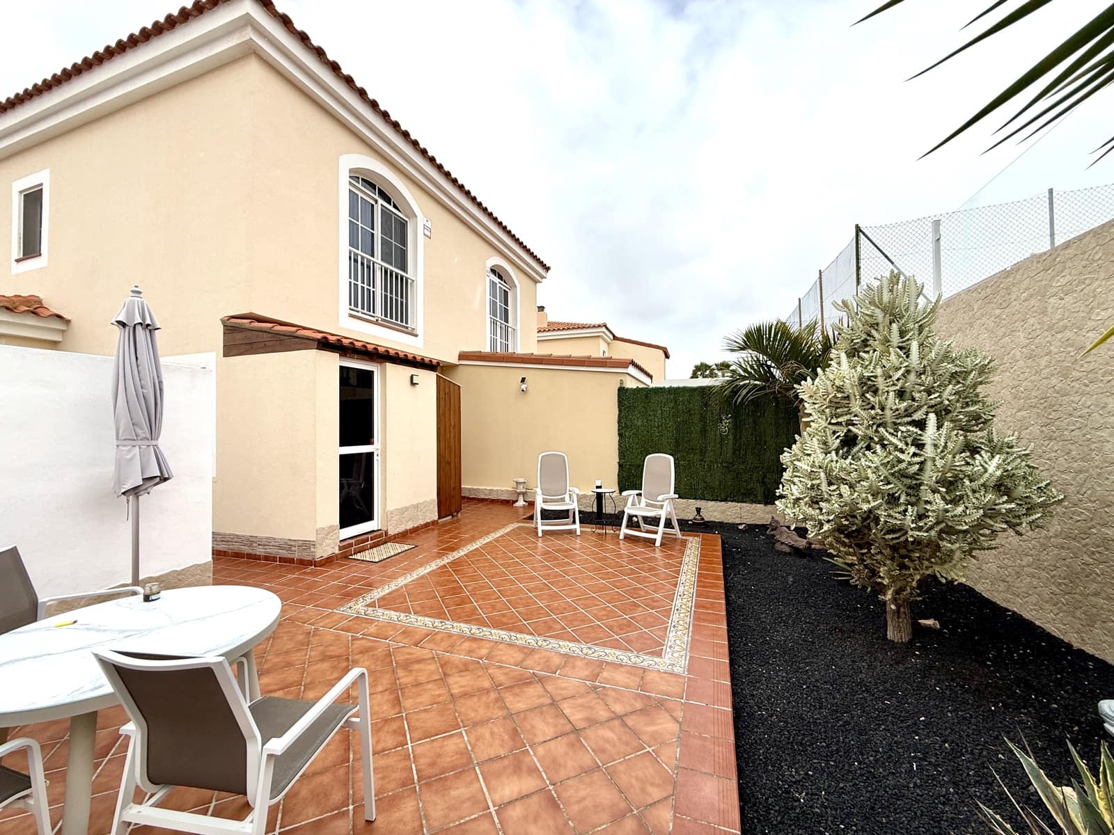 2 bedroom Apartment for sale in Caleta de Fuste with pool garage - € 380,000 (Ref: 9723581)