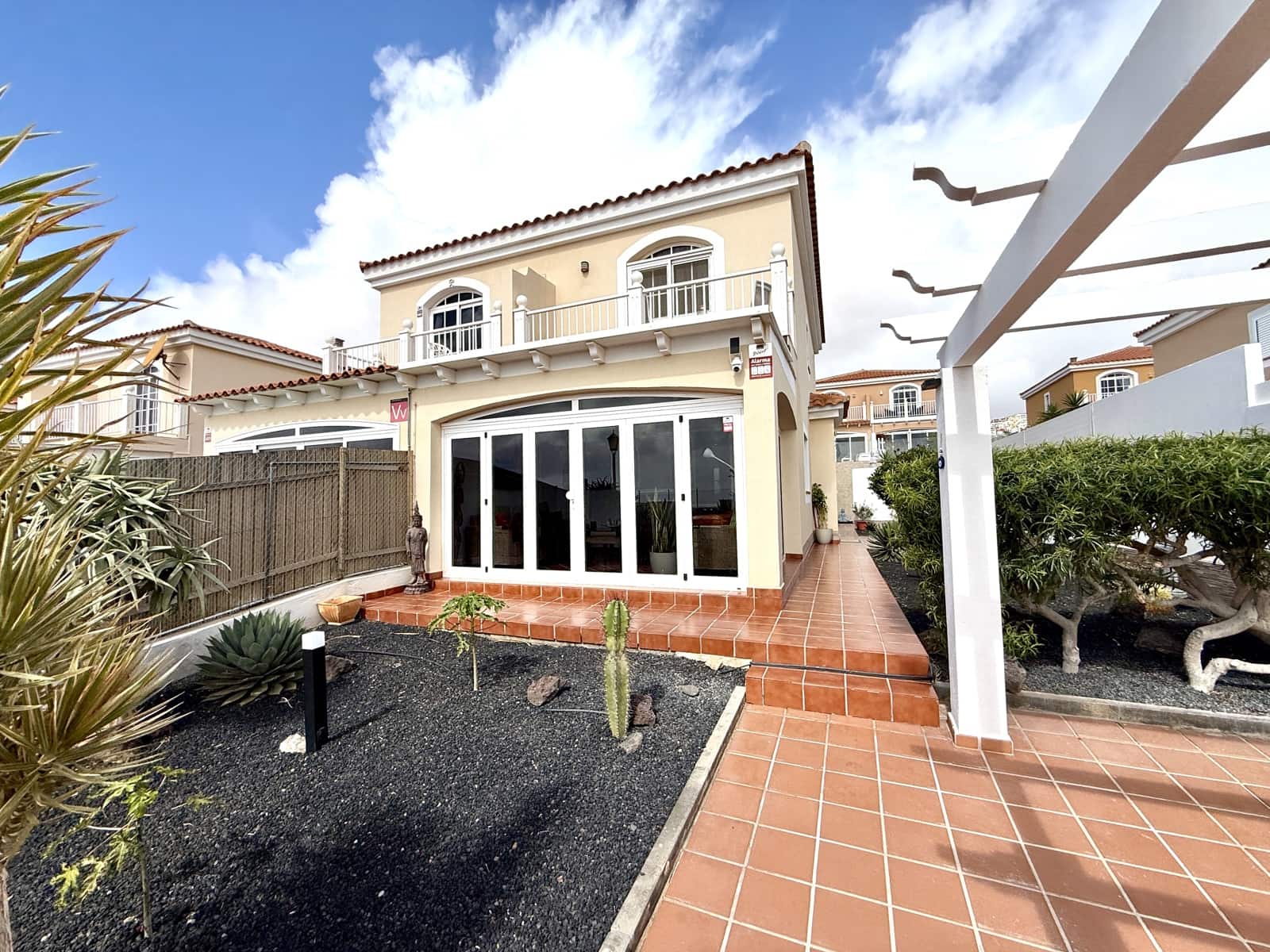 2 bedroom Apartment for sale in Caleta de Fuste with pool garage - € 380,000 (Ref: 9723581)