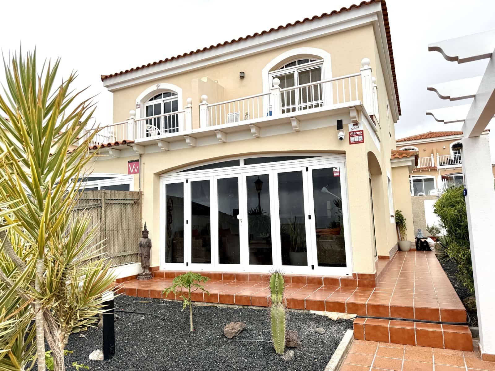 2 bedroom Apartment for sale in Caleta de Fuste with pool garage - € 380,000 (Ref: 9723581)