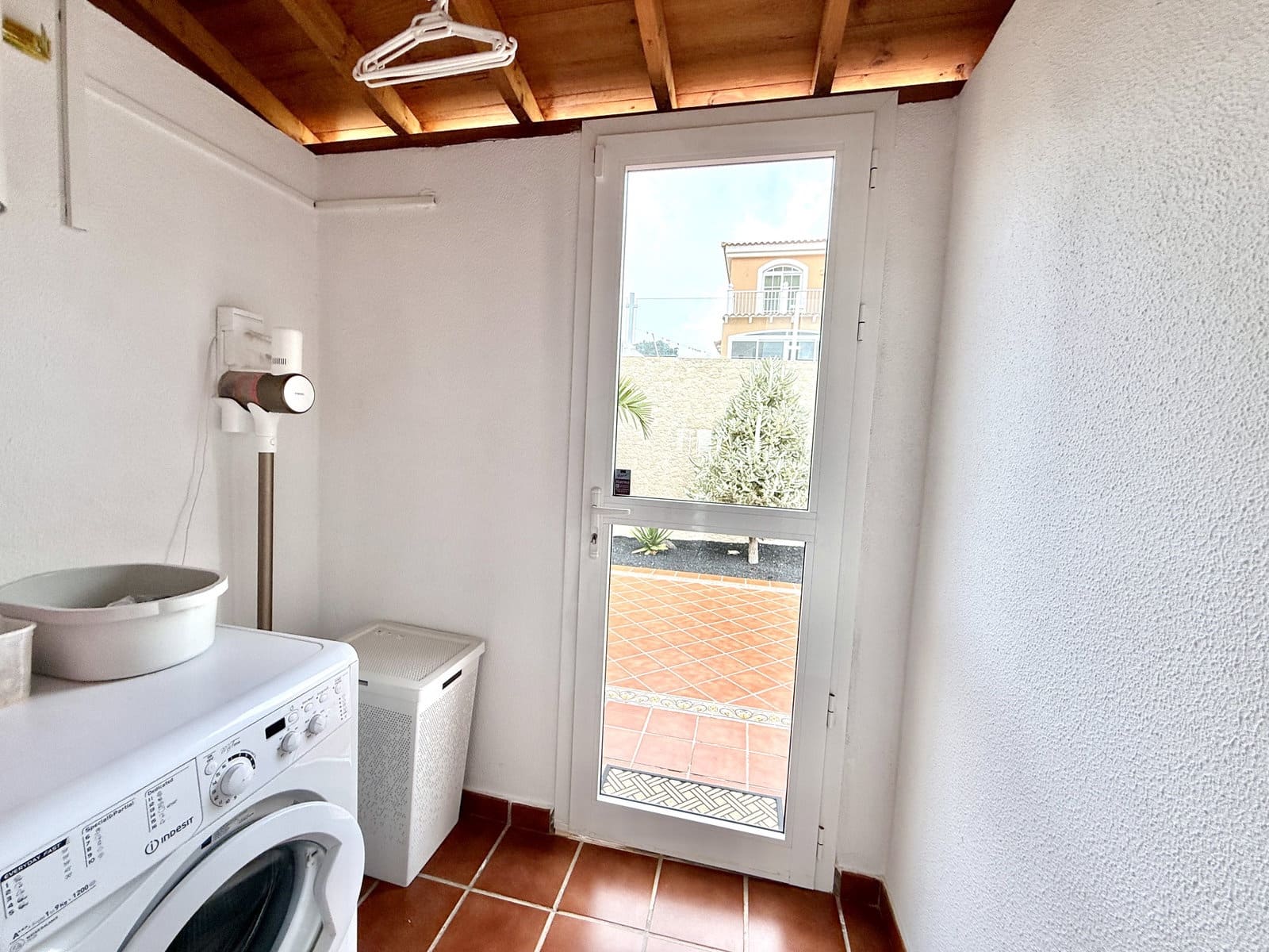 2 bedroom Apartment for sale in Caleta de Fuste with pool garage - € 350,000 (Ref: 9723581)