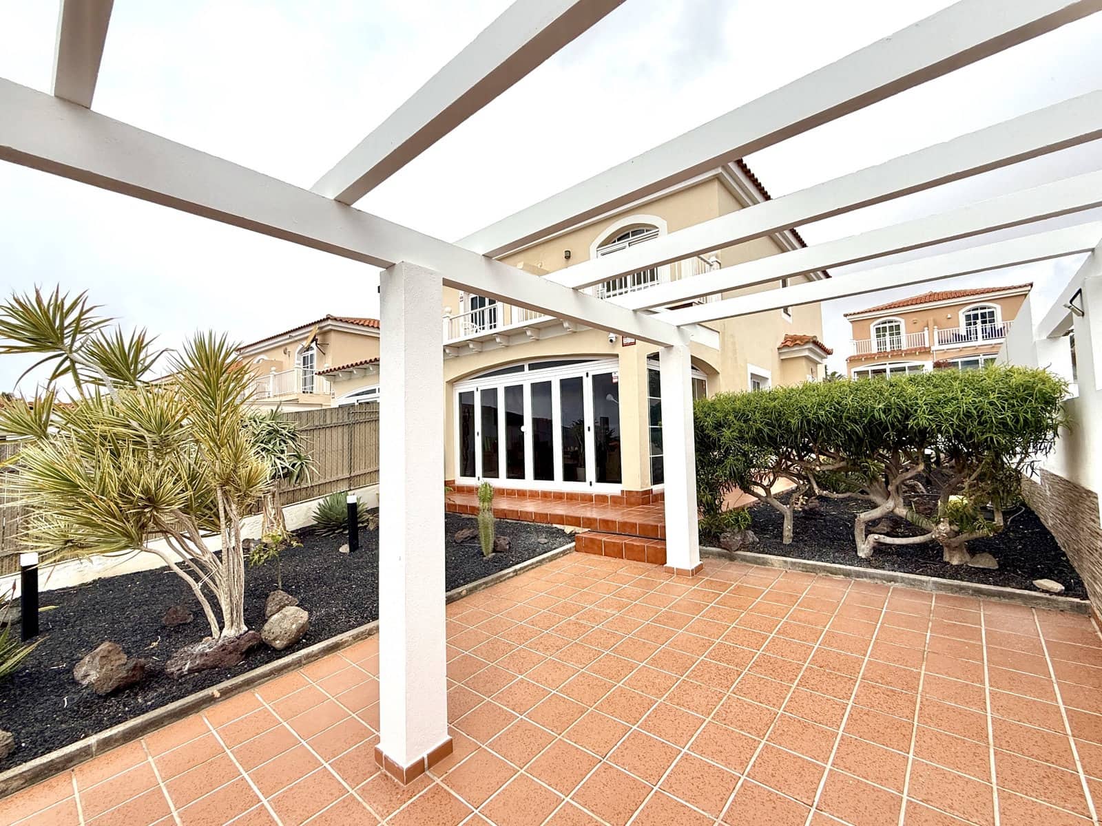 2 bedroom Apartment for sale in Caleta de Fuste with pool garage - € 350,000 (Ref: 9723581)