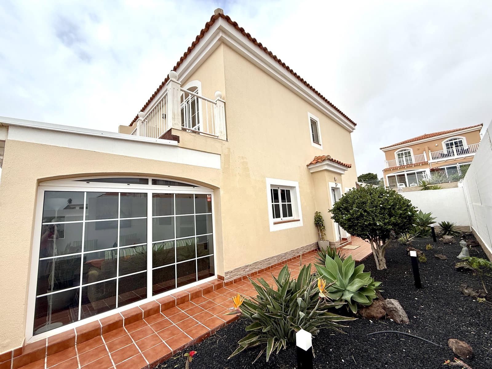 2 bedroom Apartment for sale in Caleta de Fuste with pool garage - € 350,000 (Ref: 9723581)