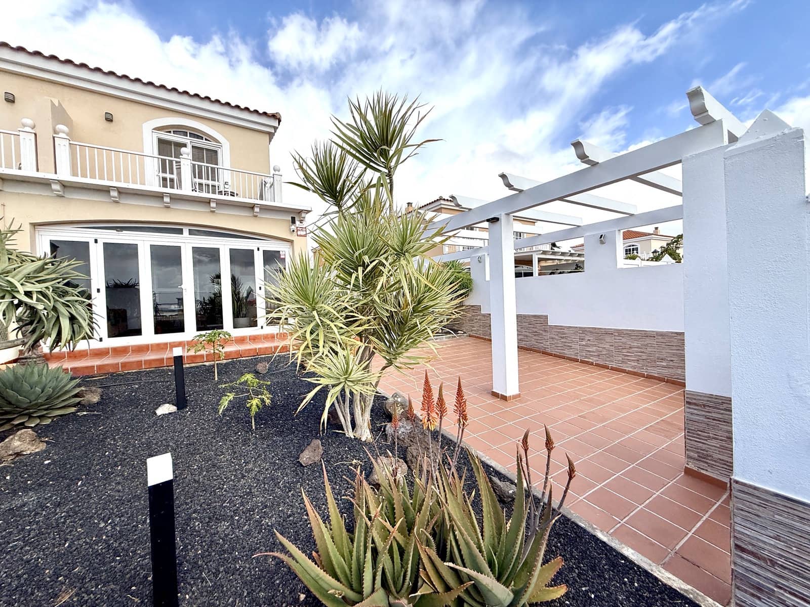 2 bedroom Apartment for sale in Caleta de Fuste with pool garage - € 350,000 (Ref: 9723581)