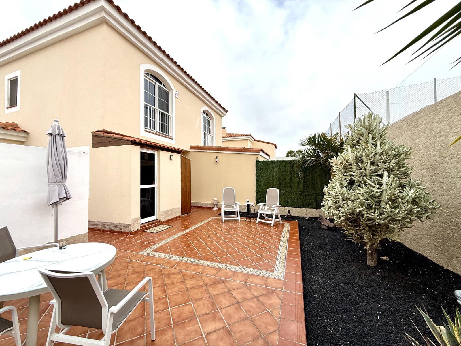 2 bedroom Apartment for sale in Caleta de Fuste with pool garage - € 350,000 (Ref: 9723581)