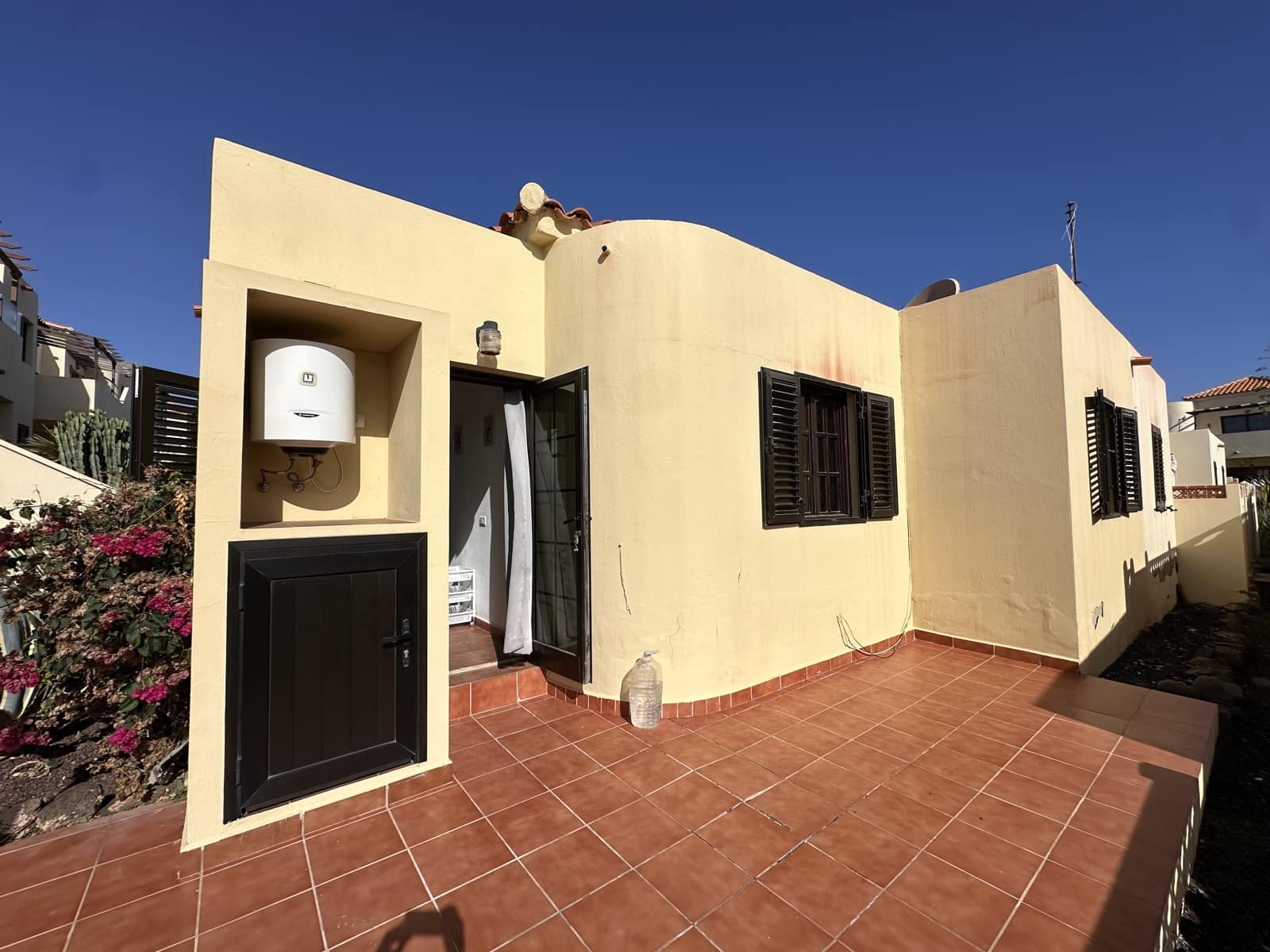 2 bedroom Bungalow for sale in Caleta de Fuste with pool - € 235,000 (Ref: 9730866)