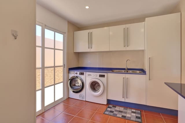 Apartamento de 3 habitaciones en Caleta de Fuste, Antigua en venta con piscina garaje - 380.000 € (Ref: 9787591)