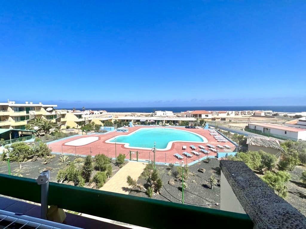 1 bedroom Apartment for sale in Caleta de Fuste with pool - € 125,000 (Ref: 9787850)