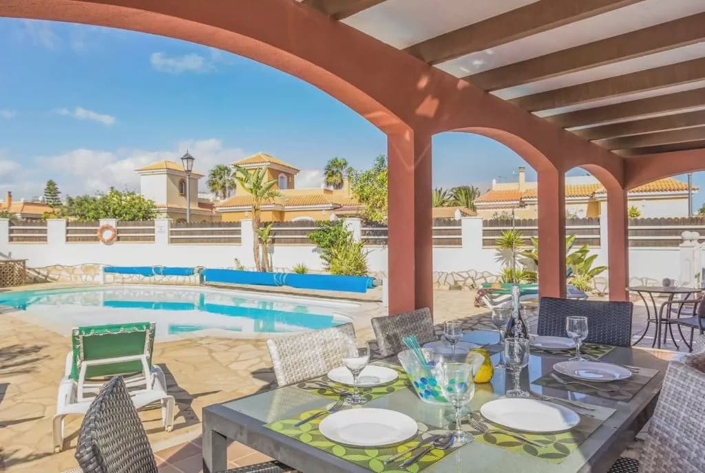 3 bedroom Villa for sale in Caleta de Fuste with pool garage - € 515,000 (Ref: 9827980)