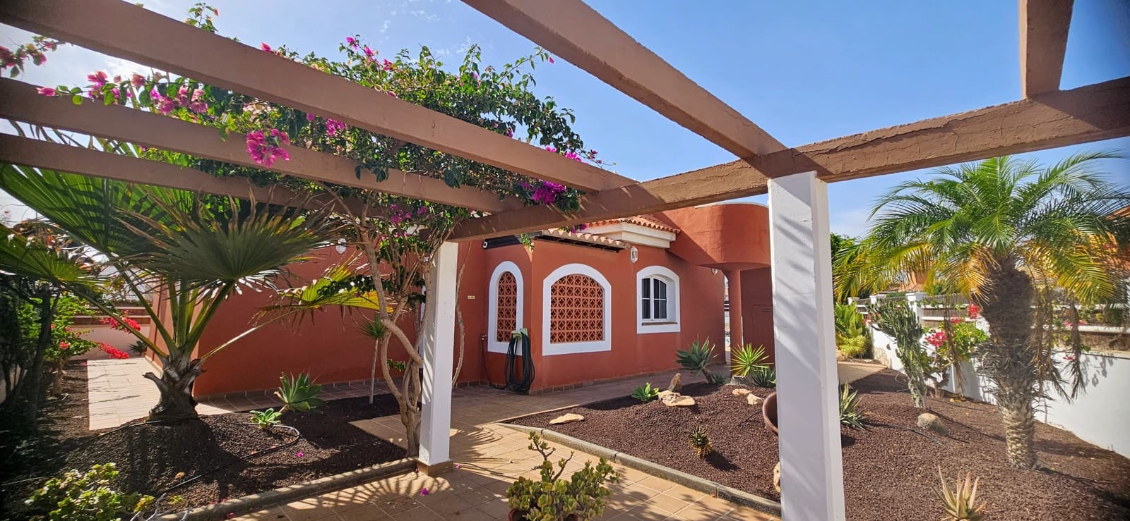3 bedroom Villa for sale in Caleta de Fuste with pool garage - € 515,000 (Ref: 9827980)