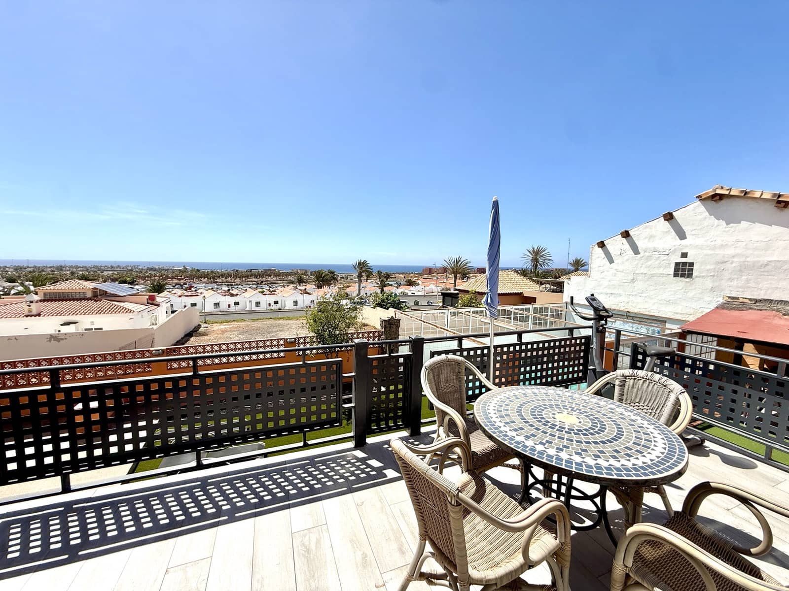 4 bedroom Villa for sale in Caleta de Fuste with pool garage - € 850,000 (Ref: 9877819)