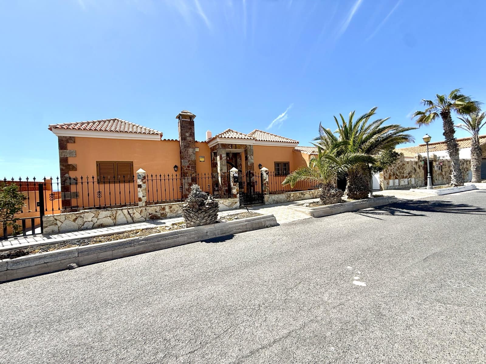 4 bedroom Villa for sale in Caleta de Fuste with pool garage - € 850,000 (Ref: 9877819)